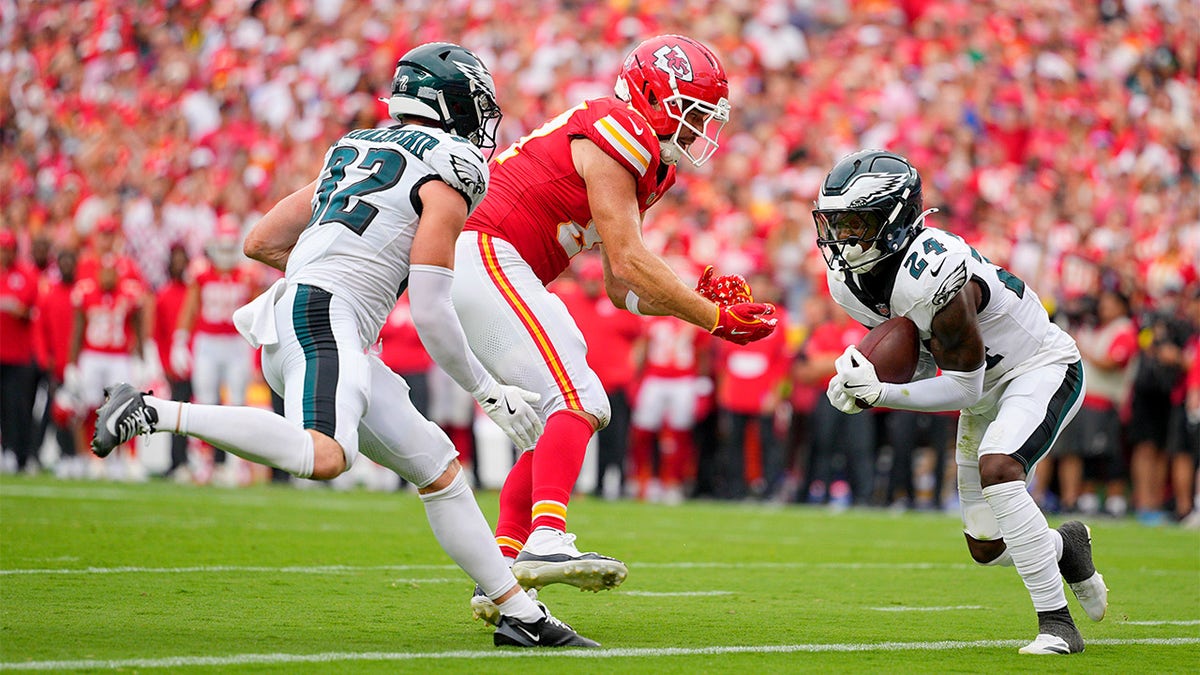 Eagles interception of pass intended for Kelce