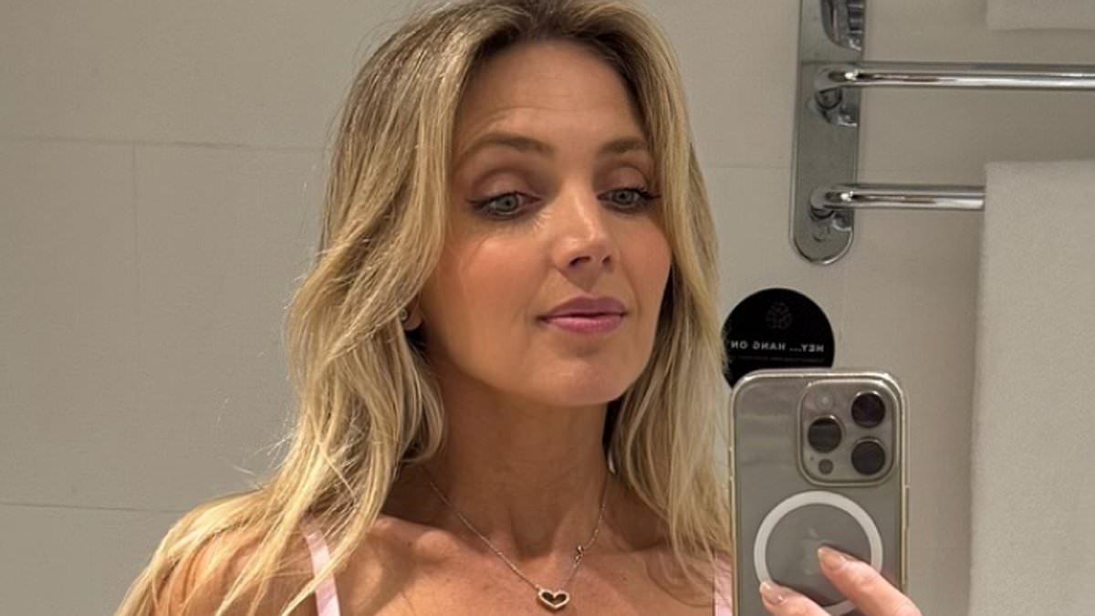 Australian media figure says Qantas staff told her to button up in Brisbane lounge