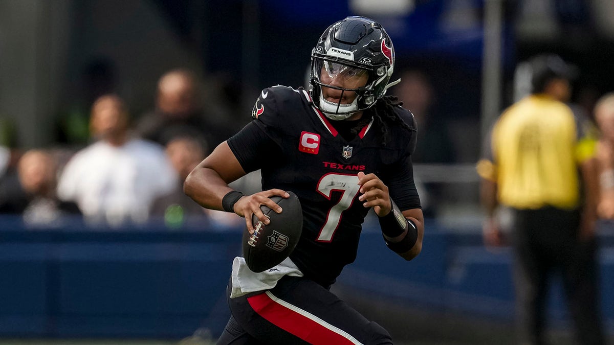 Stroud under pressure from Rams defense