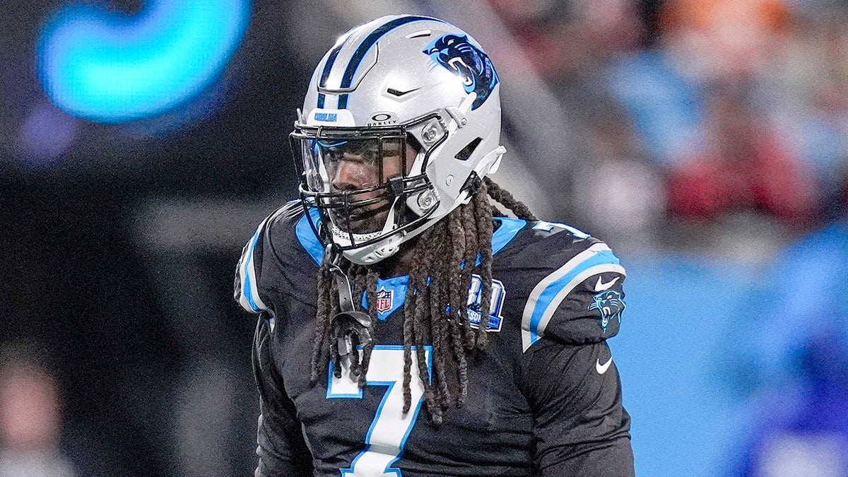 Cowboys sign Jadeveon Clowney two days after arrest in South Carolina