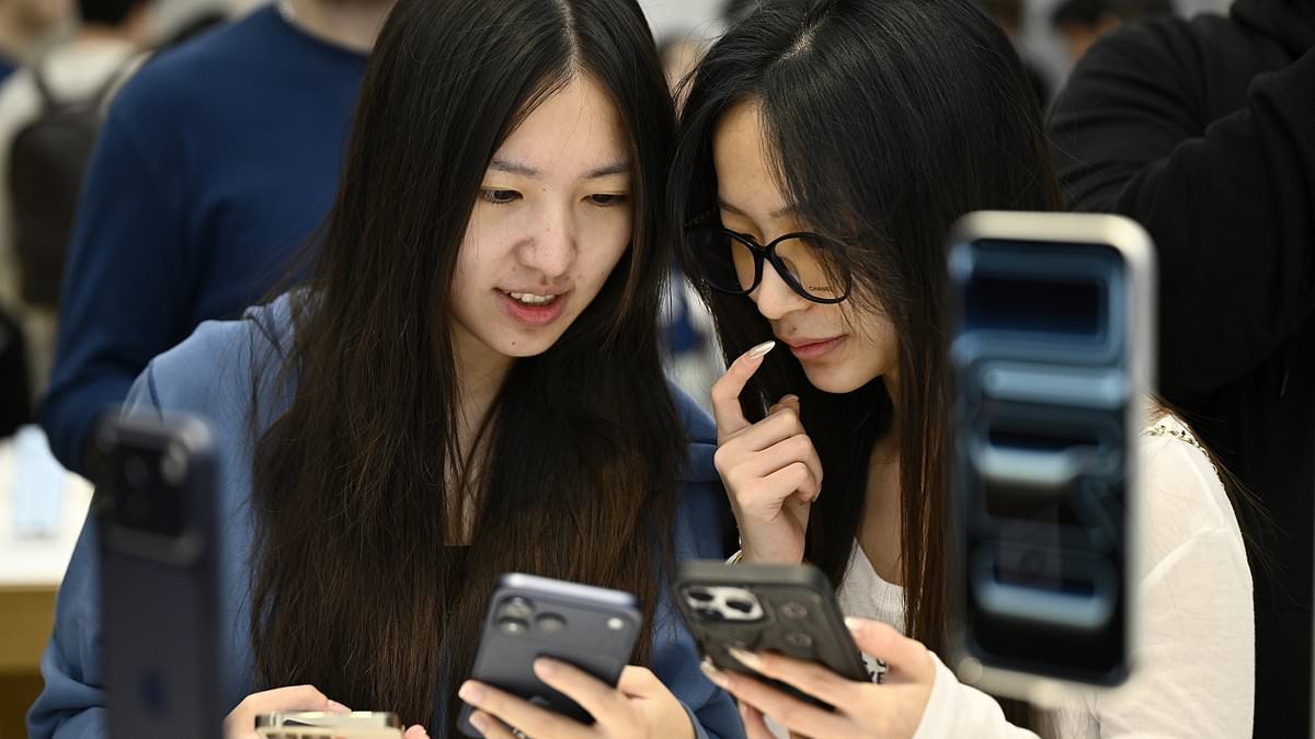 Crowds descend on Sydney for iPhone 17 launch as police monitor crowd control