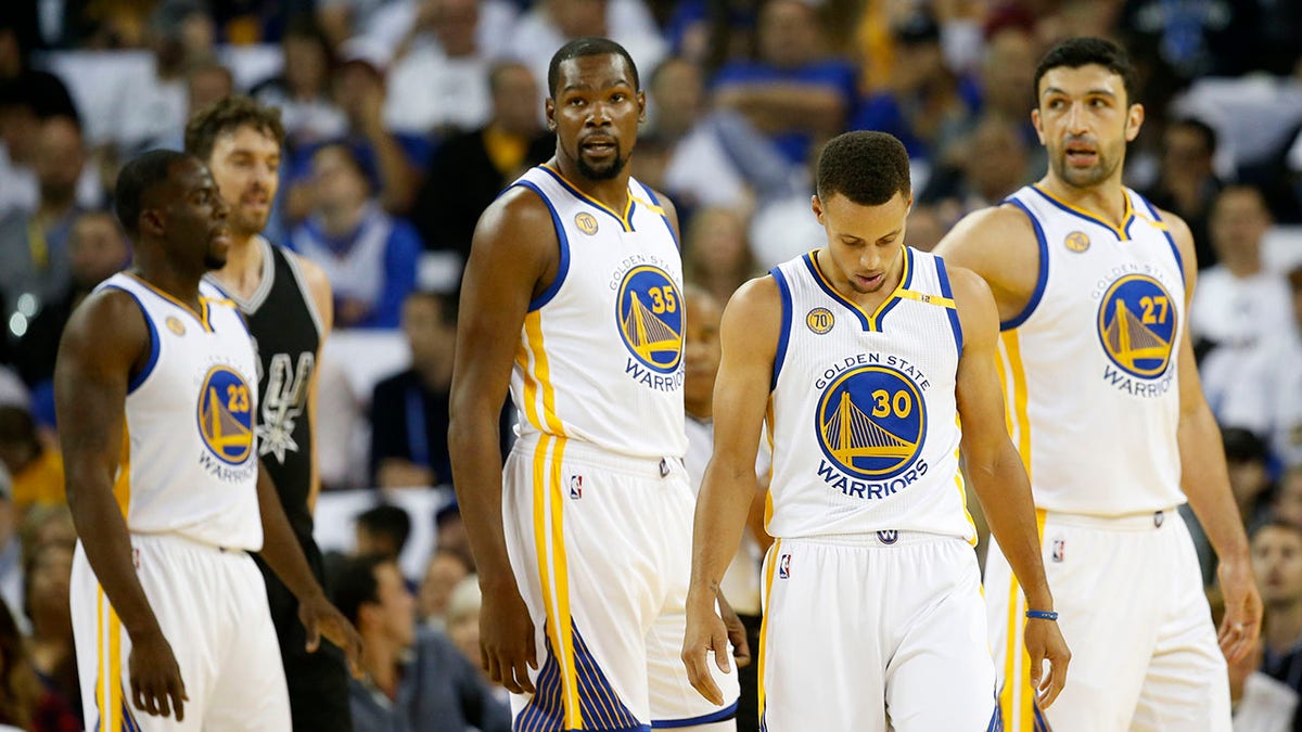 Stephen Curry and Zaza Pachulia before a Warriors game