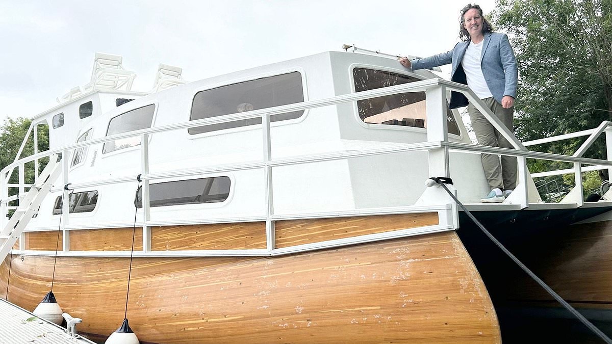 Three‑bed houseboat on private Thames island offered for £49,000 amid £3m mansion market