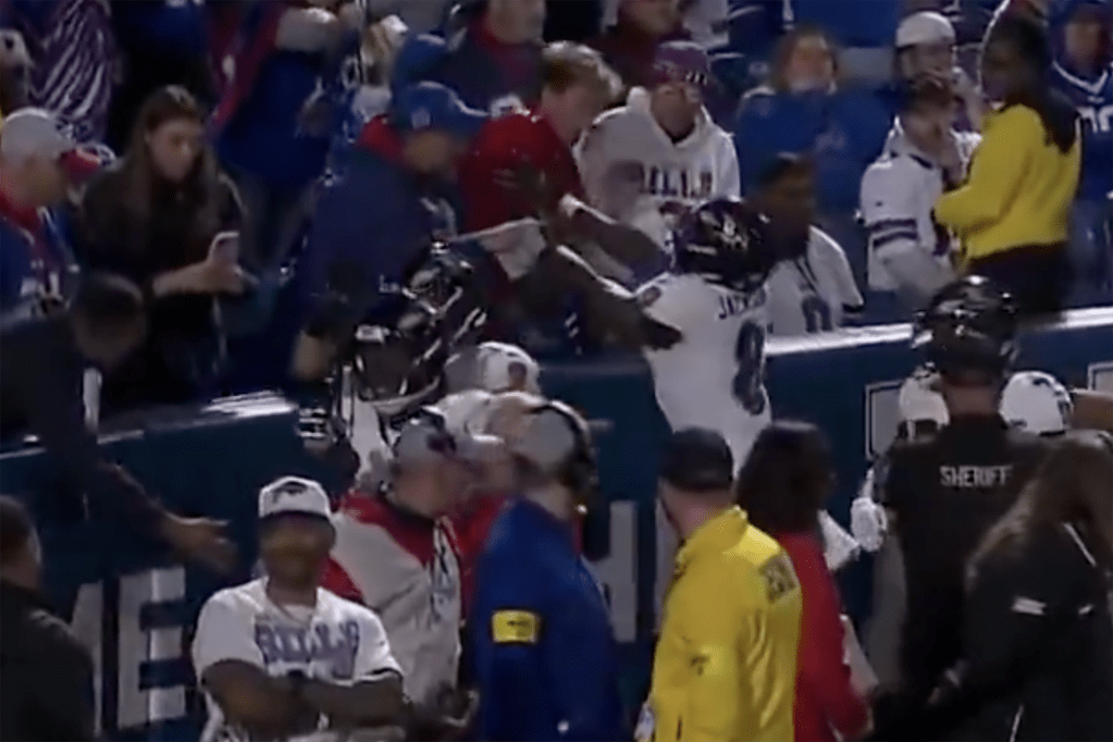 Lamar Jackson apologizes after shoving fan in Buffalo, urges 'Just chill'
