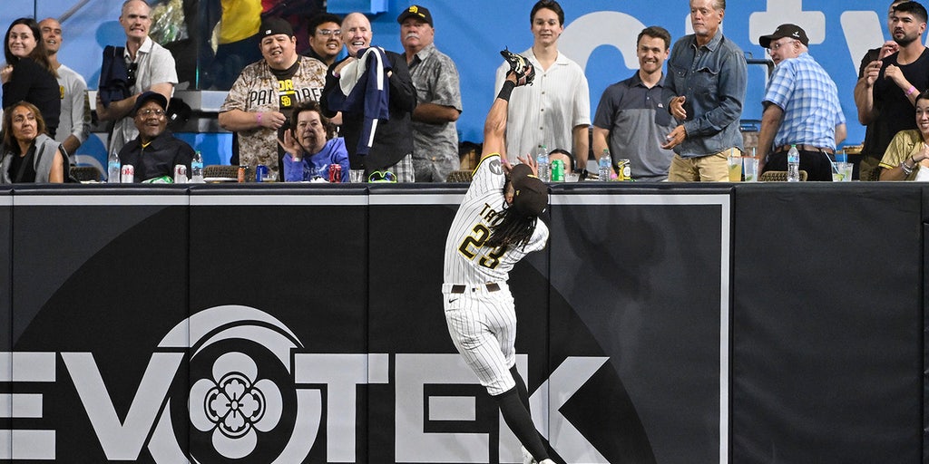 Fernando Tatis Jr.'s spectacular catch short-lived as Tyler Stephenson's ninth-inning homer gives Reds 4-2 win