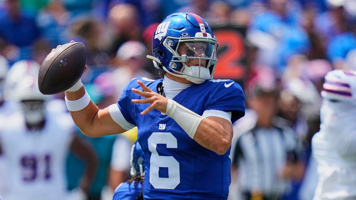 Jaxson Dart warming up