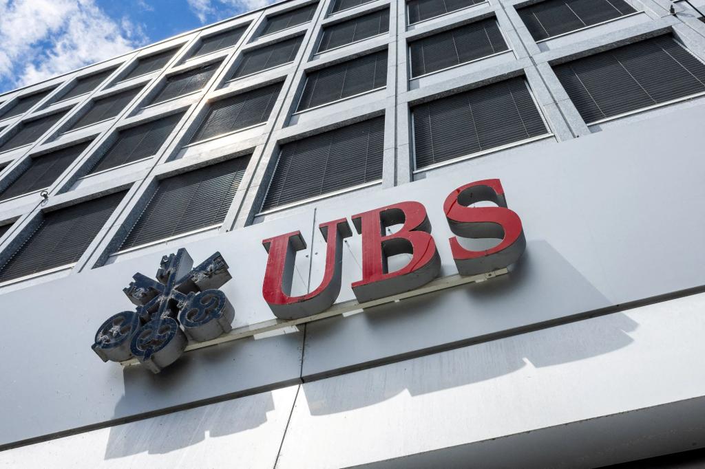 UBS Weighs U.S. Move as Swiss Regulators Propose Large Capital Hike