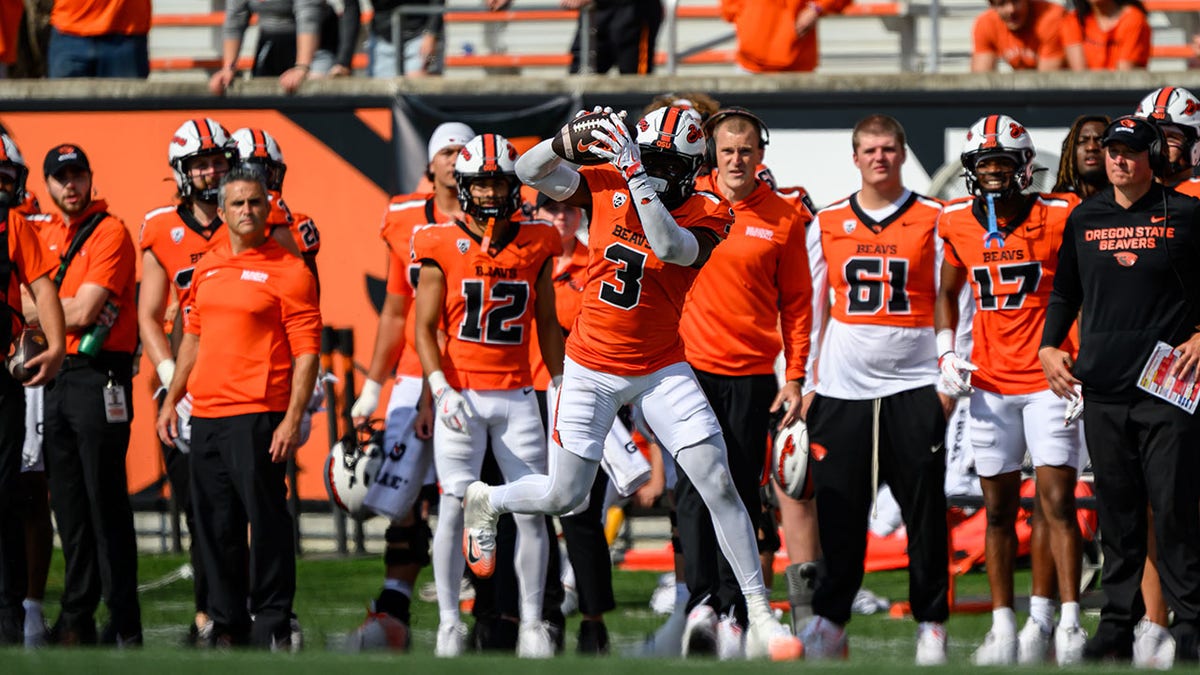 Oregon State wide receiver Taz Reddicks makes a catch during the game