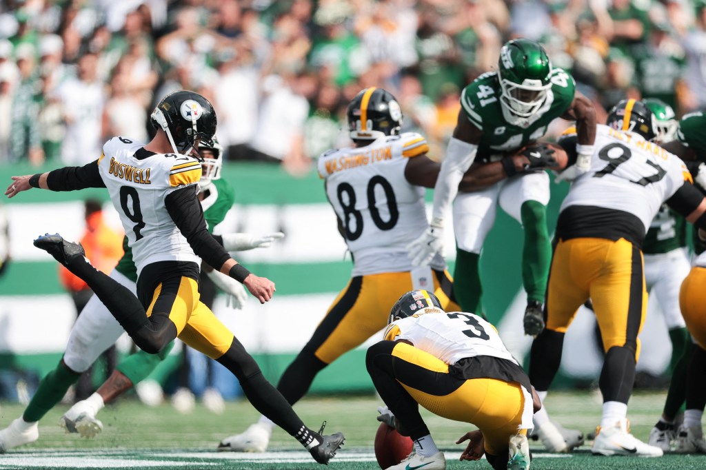 Pittsburgh Steelers place kicker Chris Boswell kicks a 60 yard field goal during the fourth quarter against the New York Jets at MetLife Stadium
