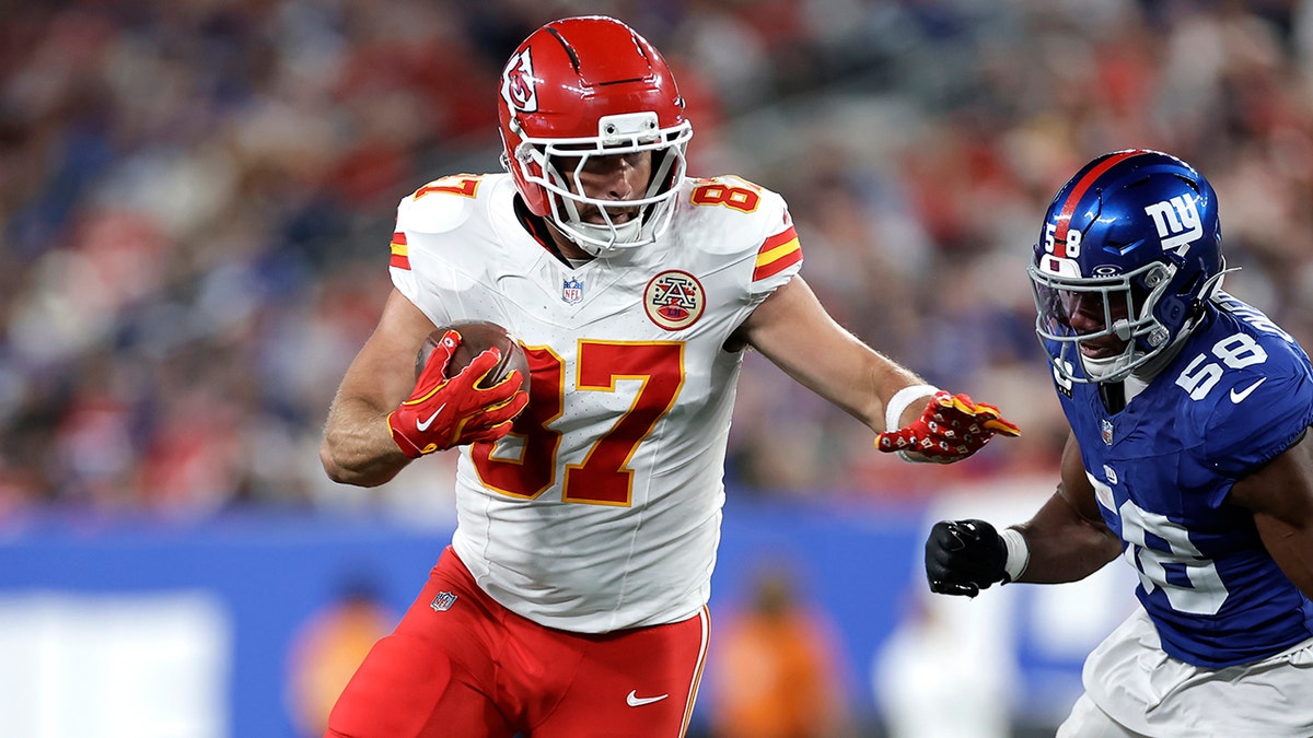 Kelce, Reid confront on Chiefs sideline during Sunday night vs Giants