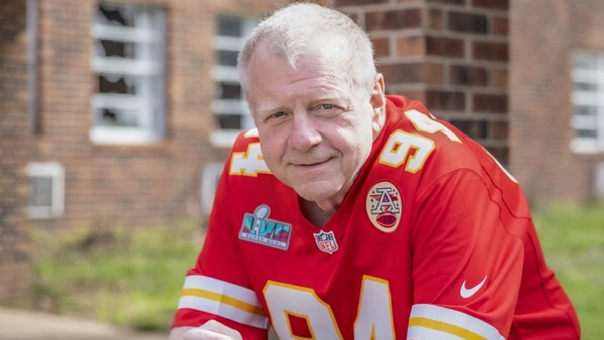 Longtime Chiefs public-address announcer Dale Carter resigns after dispute over third-down call
