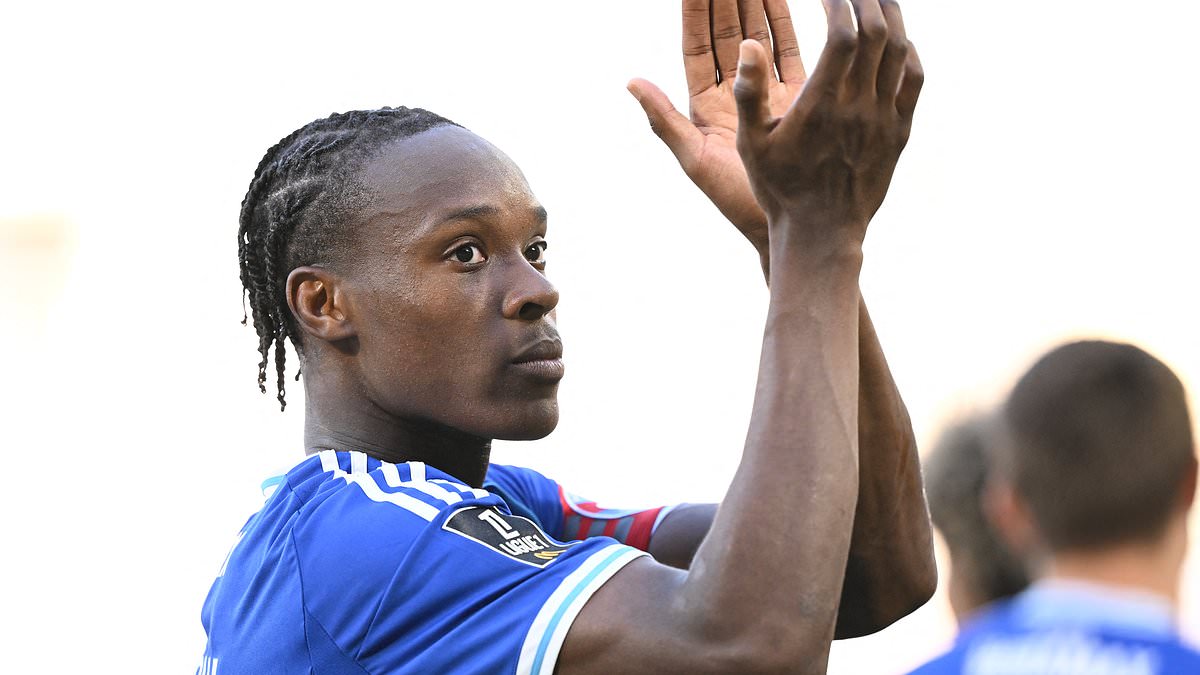 Emanuel Emegha booed by Strasbourg fans after Chelsea transfer; manager condemns treatment