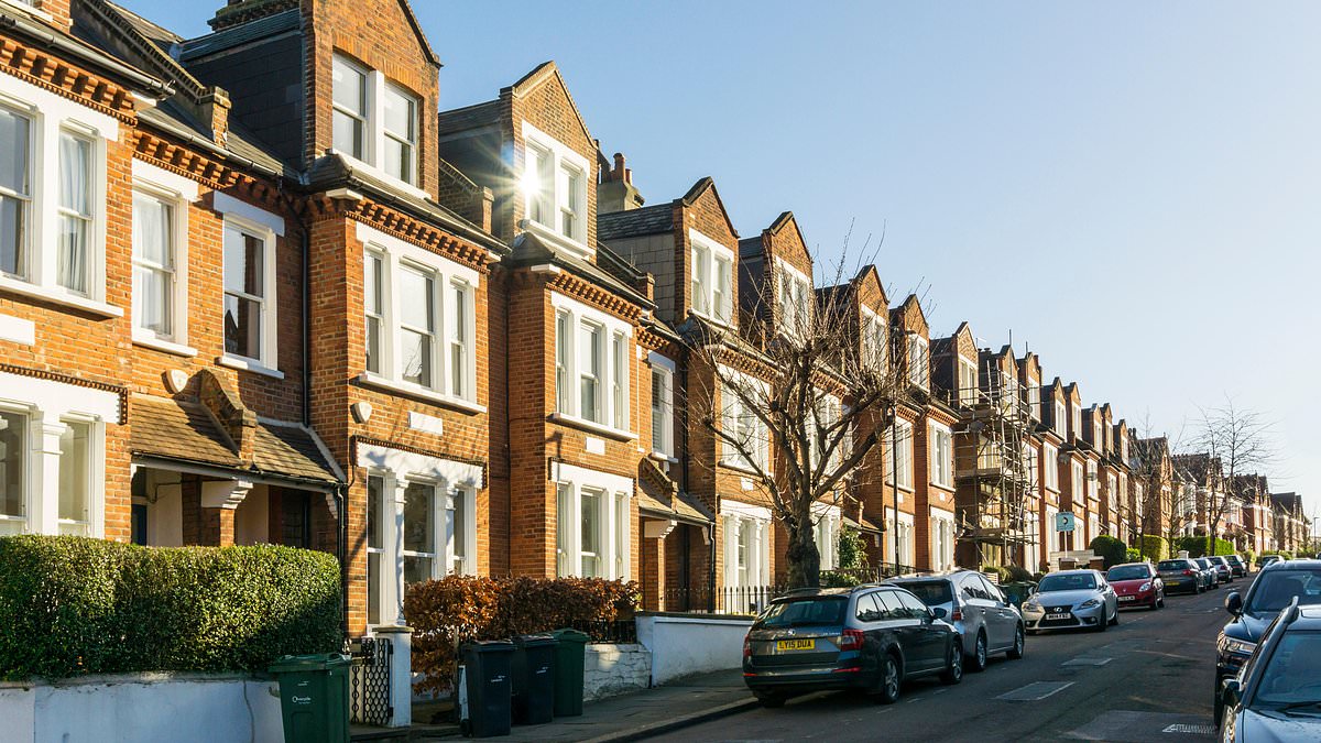 ONS data show Britain’s income gaps by neighbourhood; London dominates top earners while northern towns sit at the bottom