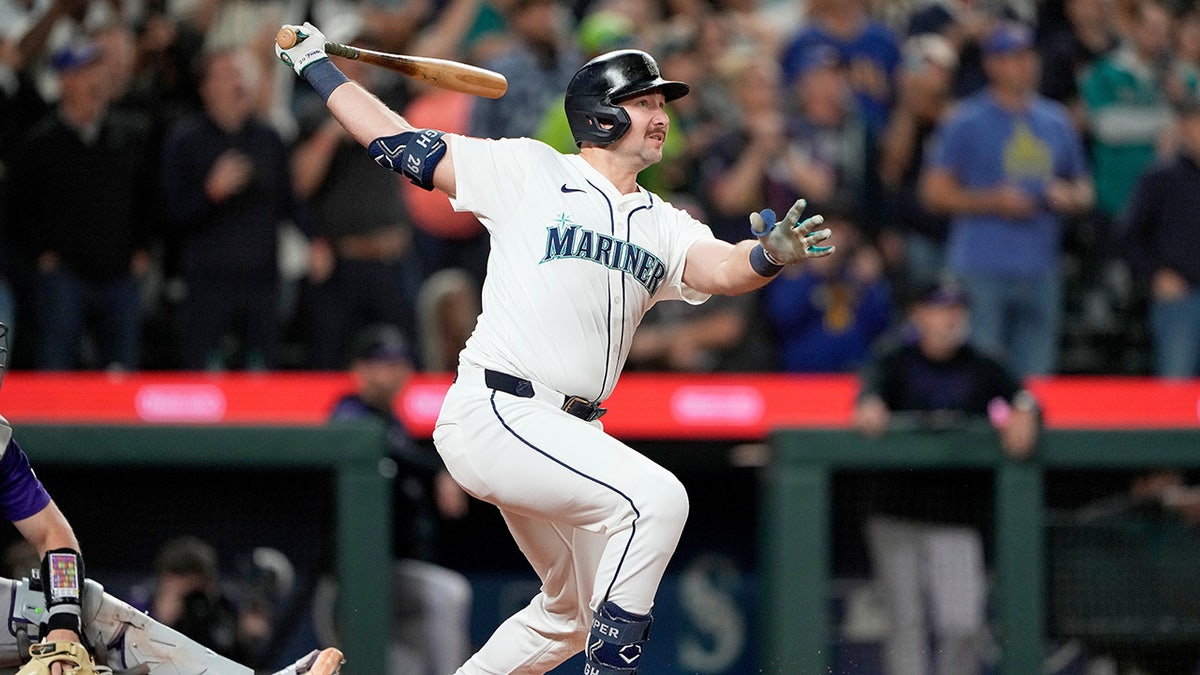 Cal Raleigh celebrates 60th homer