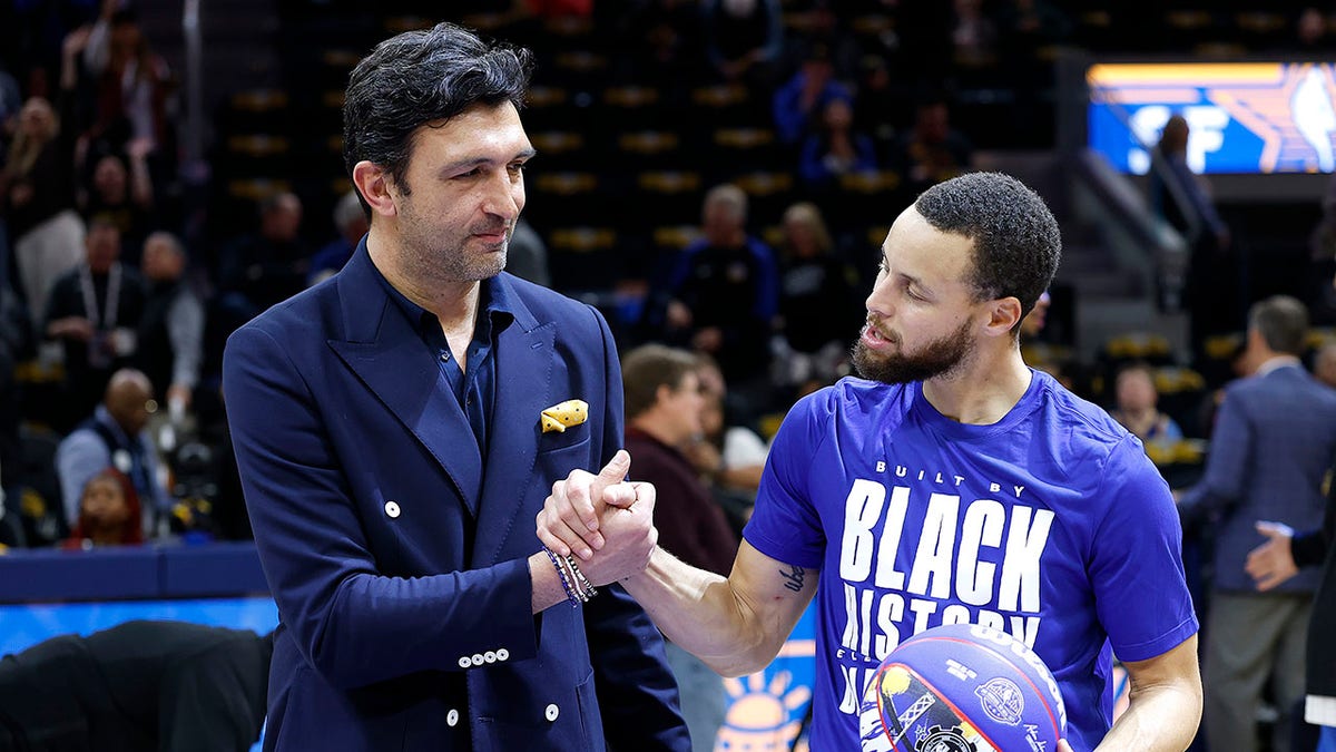 Zaza Pachulia holding the Larry O'Brien Trophy