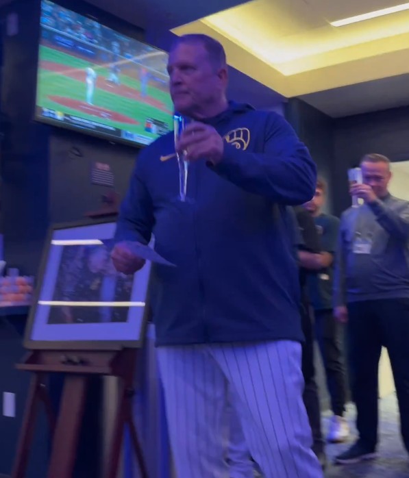 Brewers manager Pat Murphy leads a toast