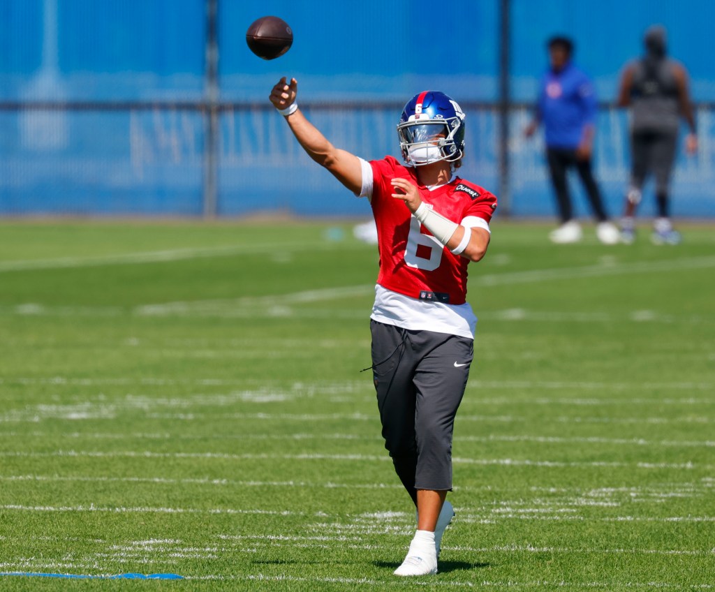 Dart Seeks Spark Behind Giants' Wilson as Manning Recounts Reservation Tale