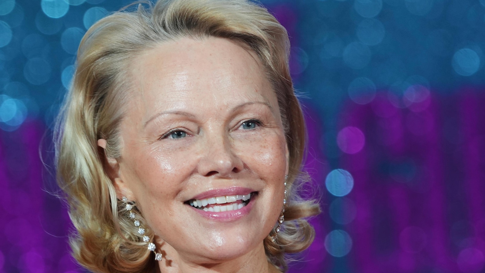 Pamela Anderson Leads Makeup-Free Move for Women, Inspiring Fashion and Workplace Confidence