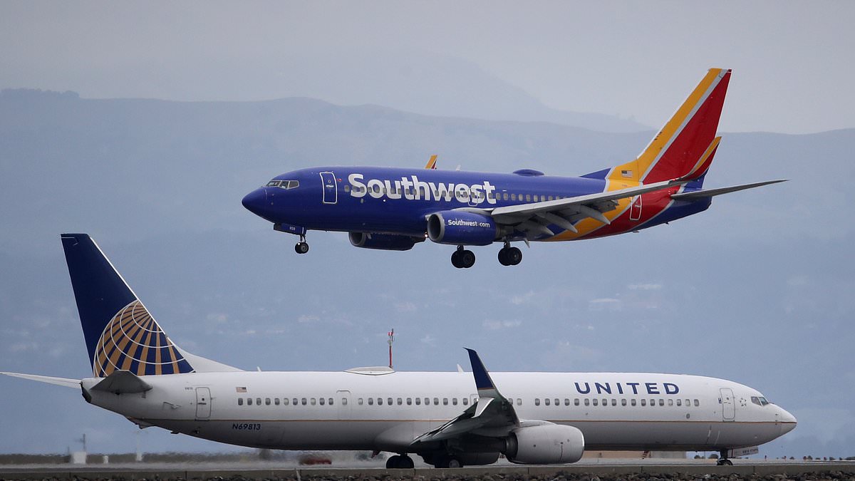 United CEO Predicts Collapse of Spirit Airlines, Declares End of Ultra‑Low‑Cost Era