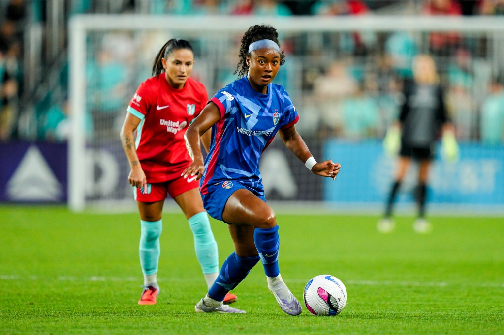 Jaedyn Shaw controls the ball against Kansas City