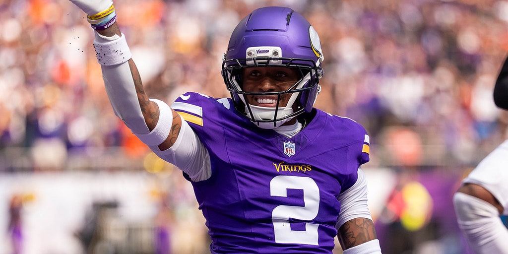 Rodgers makes NFL history as Vikings rout Bengals in first-half showcase