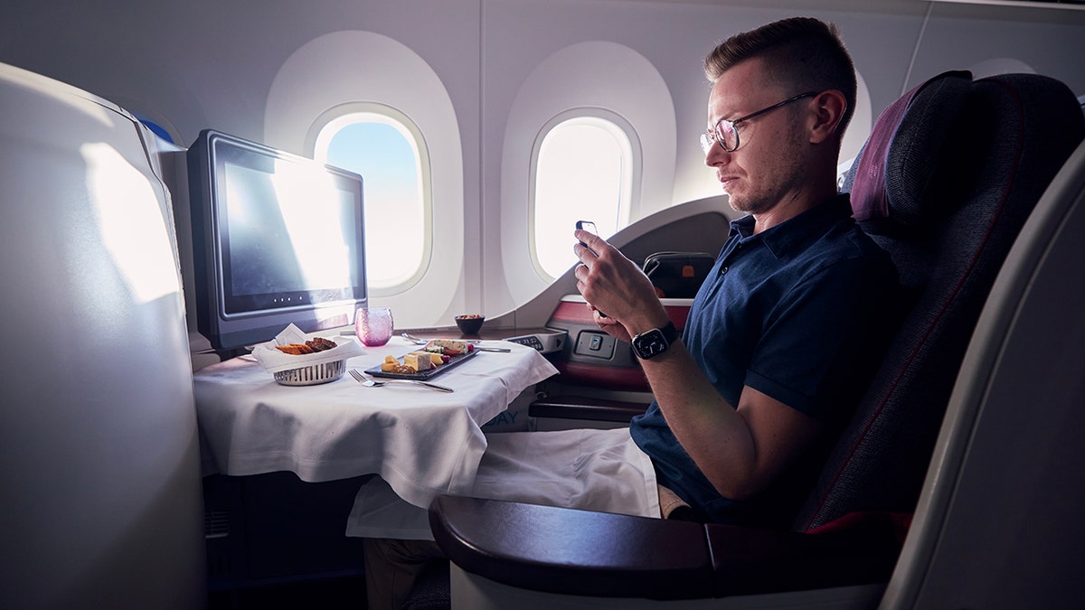 Qatar Airways business class dining