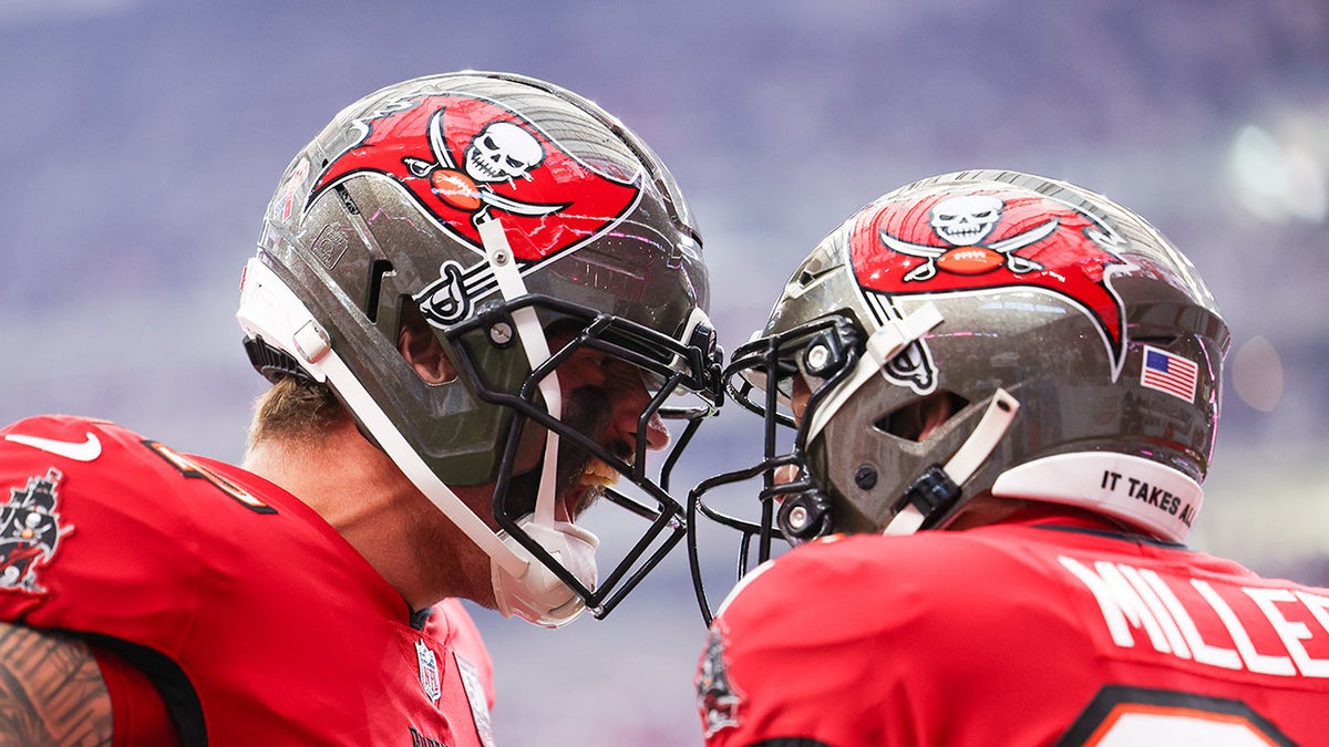 Buccaneers celebrate a first-quarter touchdown