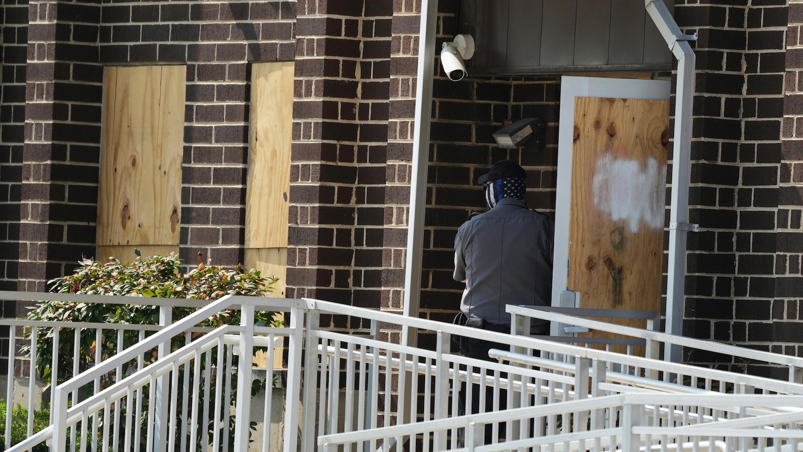 As immigration arrests spike in Chicago, activists escalate tactics to fight back