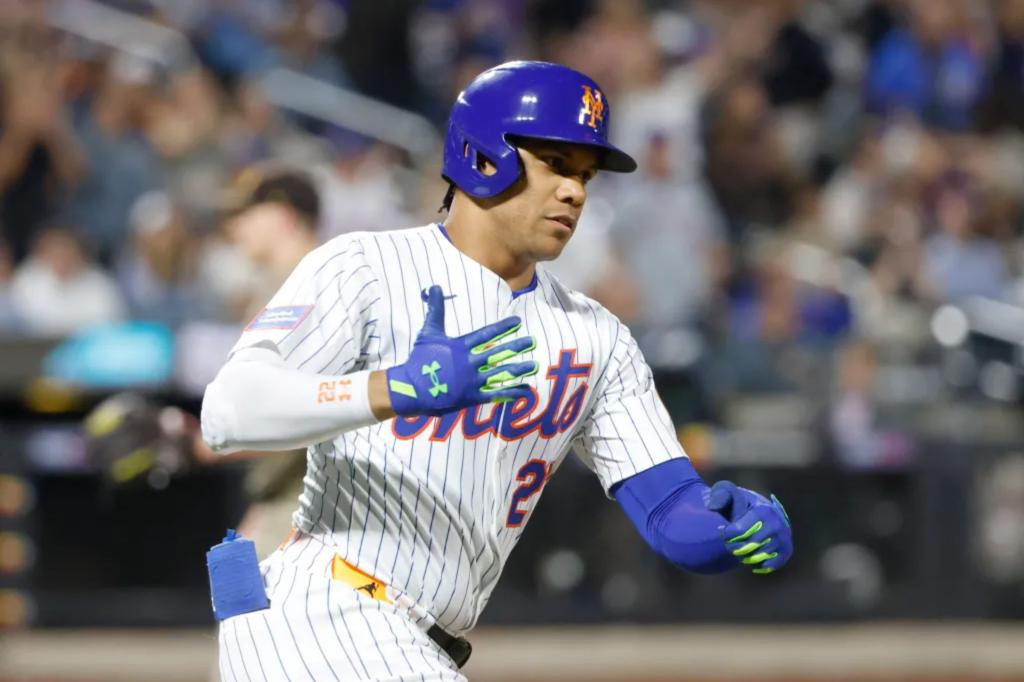 Mets cling to wild-card lead as uneven season nears conclusion