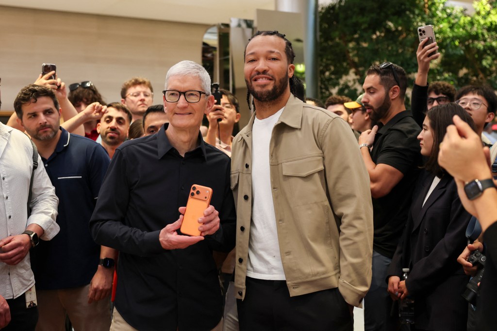 AirPods Pro 3 and Apple Watch Series 11 display
