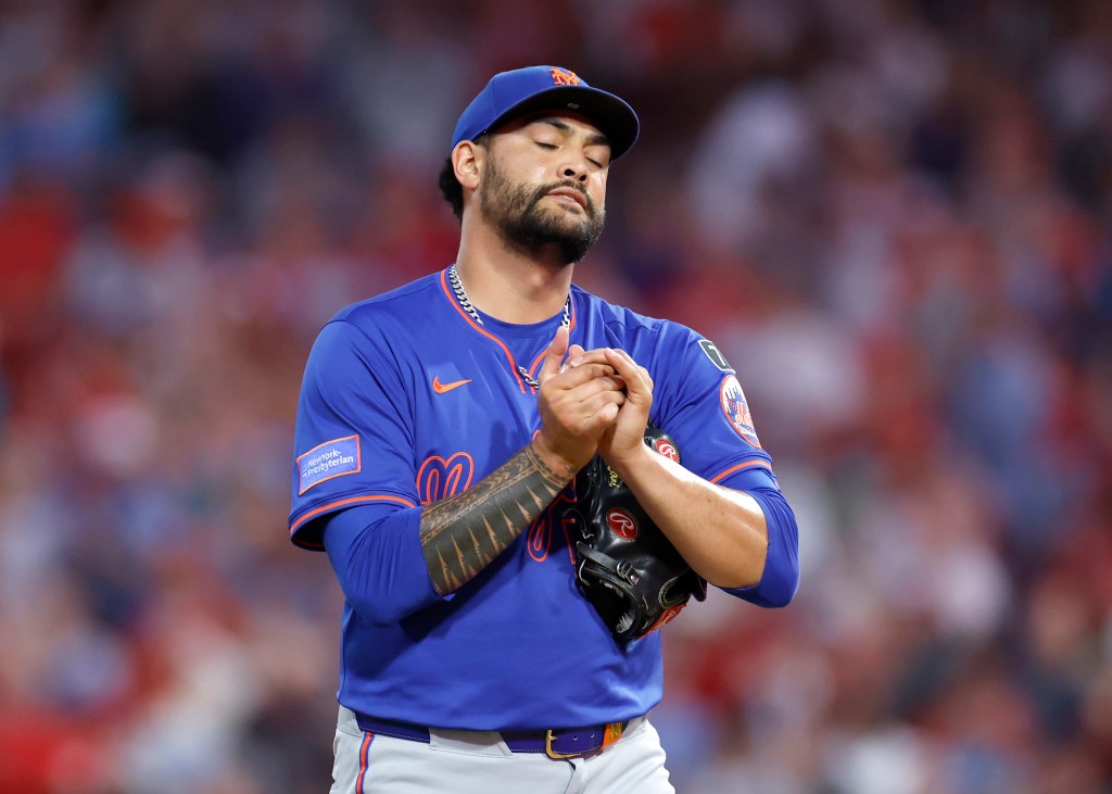 Mets players react during the game