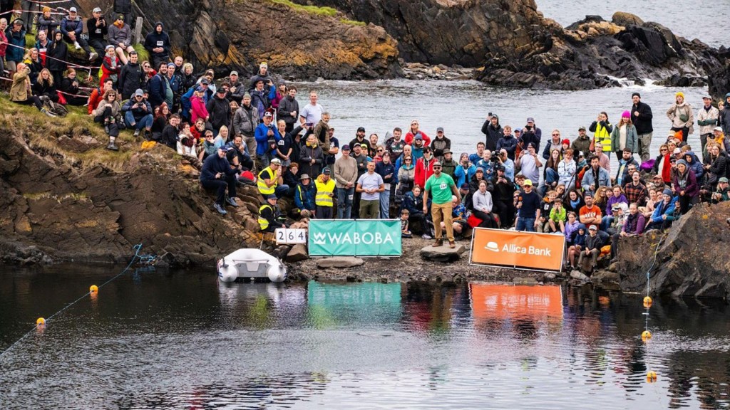 Competitors prepare to toss stones on Easdale