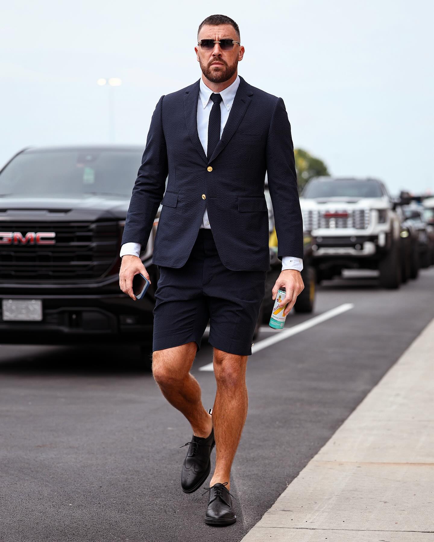 Travis Kelce’s shorts suit divides fans as he arrives for Chiefs‑Eagles matchup