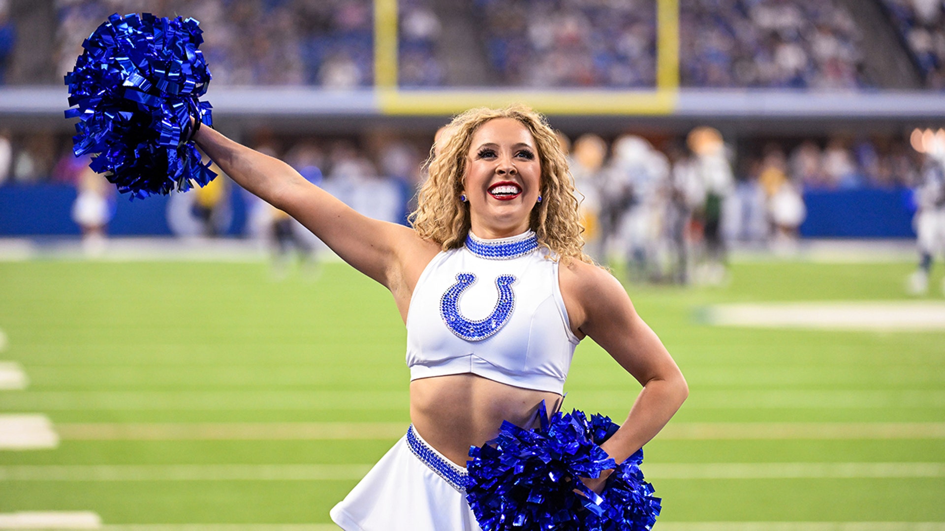Cheerleaders on the sidelines during the second half against the Packers