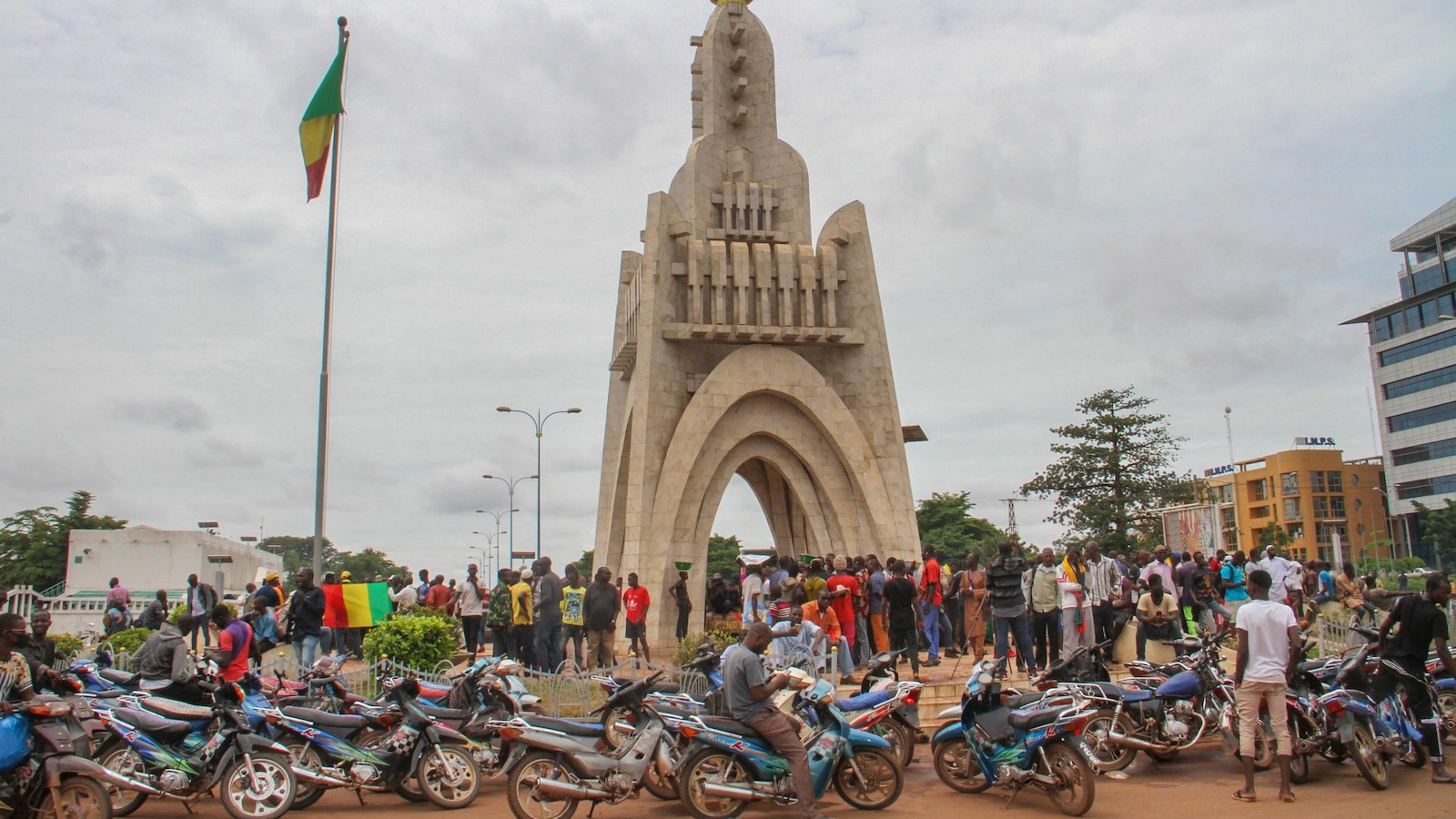 Al-Qaida-linked Militants Burn Around 100 Fuel Tankers in Mali Blockade