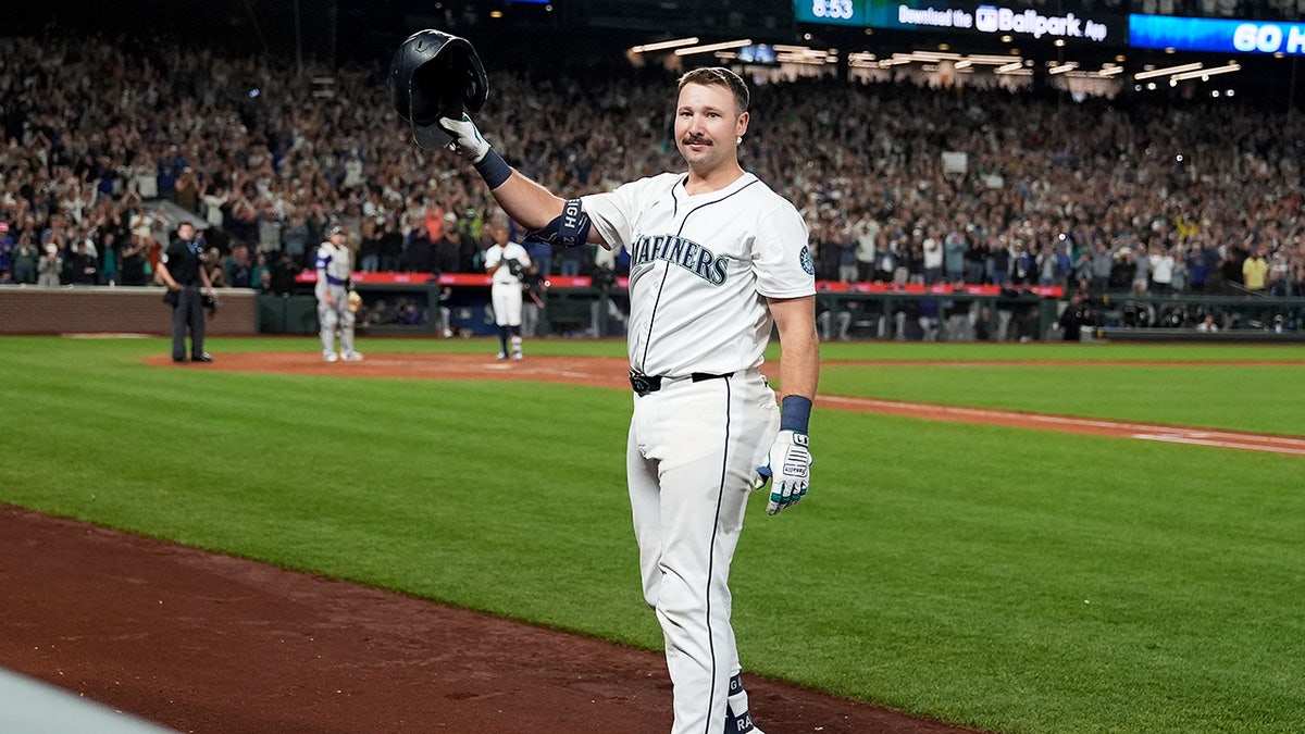 Curtain call after 60th homer