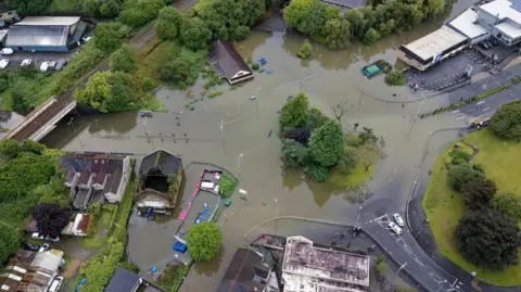 Yellow wind warning as storm batters Wales, causing flooding and power cuts