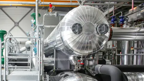 World’s largest heat pumps move toward scale in Europe