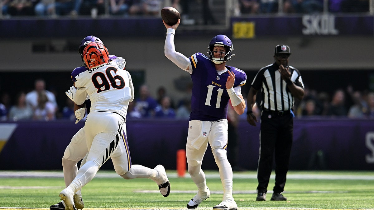 Carson Wentz Vikings Bengals throws pass