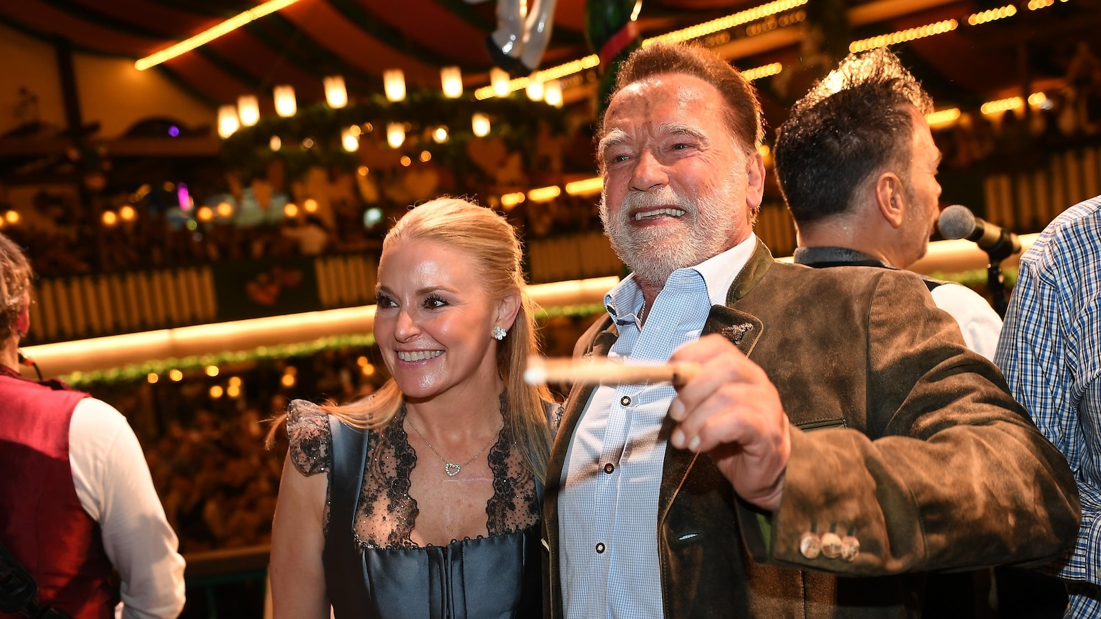 Schwarzenegger directs a band at Munich's Oktoberfest