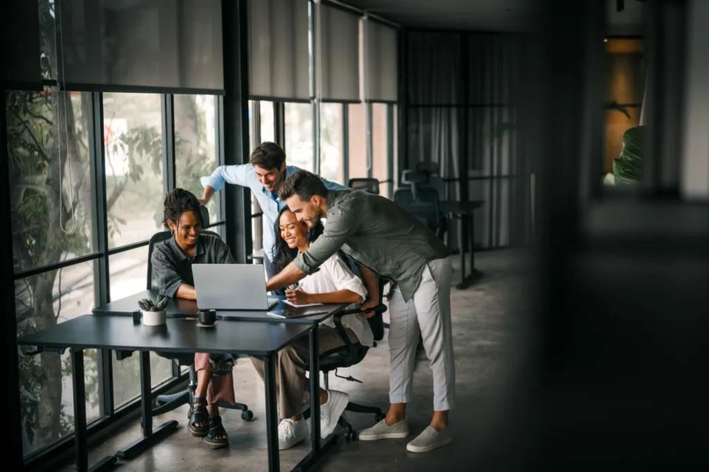 ‘Job hugging’ rises as workers cling to roles amid market uncertainty, experts warn