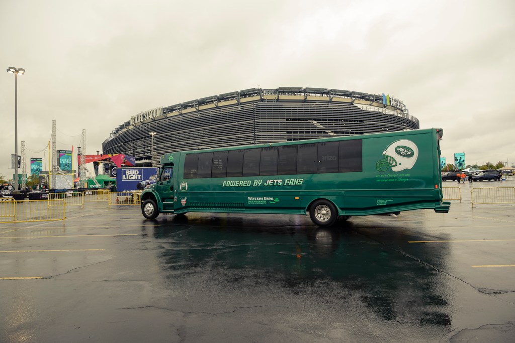 Jets superfan’s high‑tech tailgate features 1,500‑pound grill and iconic green bus