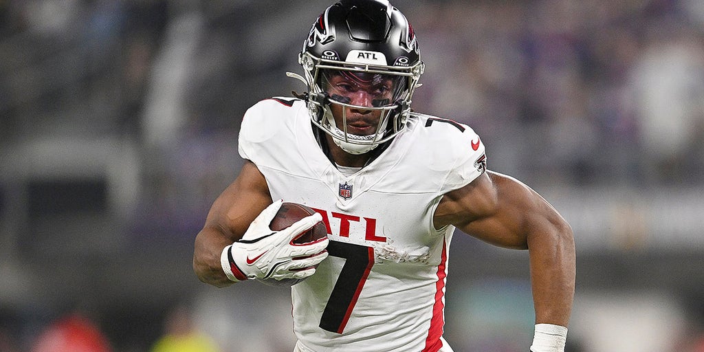 Bijan Robinson powers through a tackle