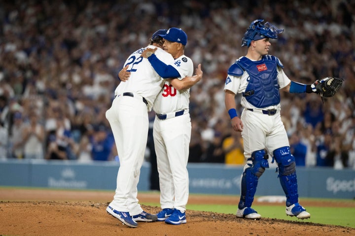 Crowd at Dodger Stadium applauds Kershaw