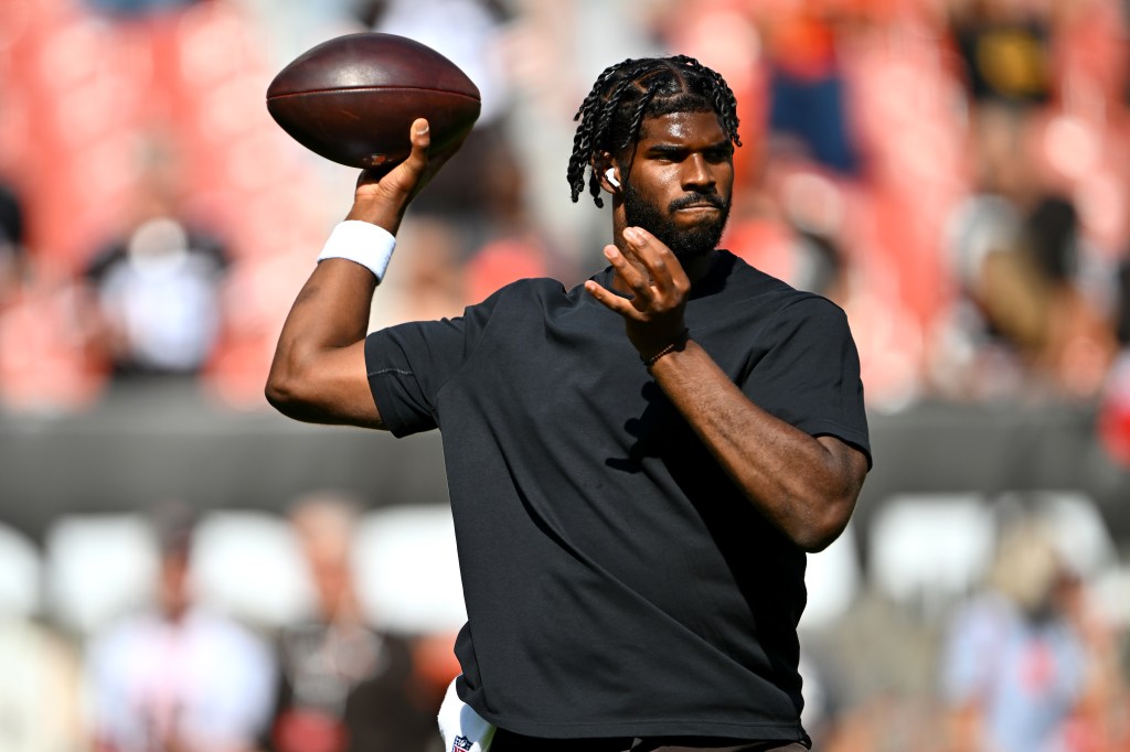 Shedeur Sanders warming up for Browns
