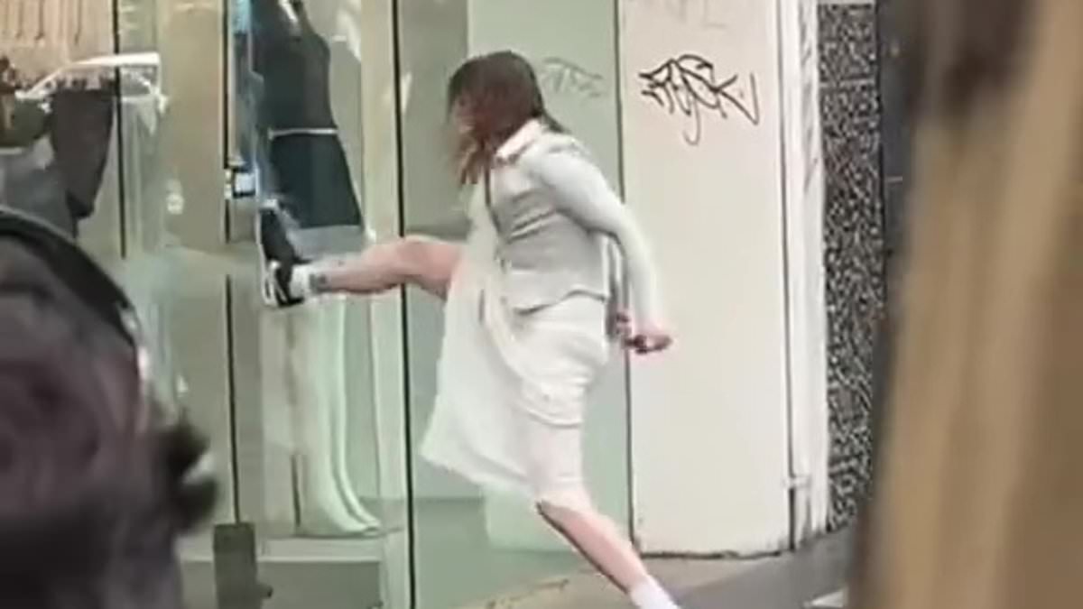 Broad daylight robbery at Melbourne CBD clothing store shocks onlookers