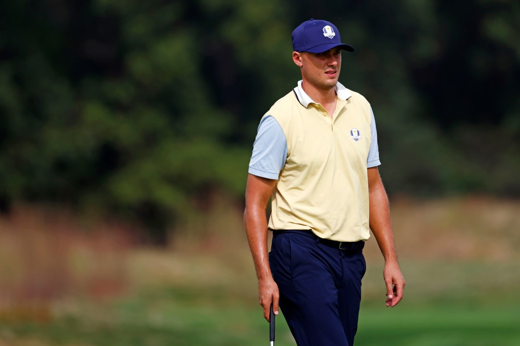Viktor Hovland on the practice green