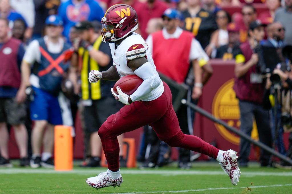 Deebo Samuel dives in the end zone to score a touchdown