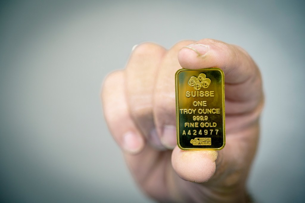 Gold Nears Record as Traders Price in Federal Reserve Rate Cut