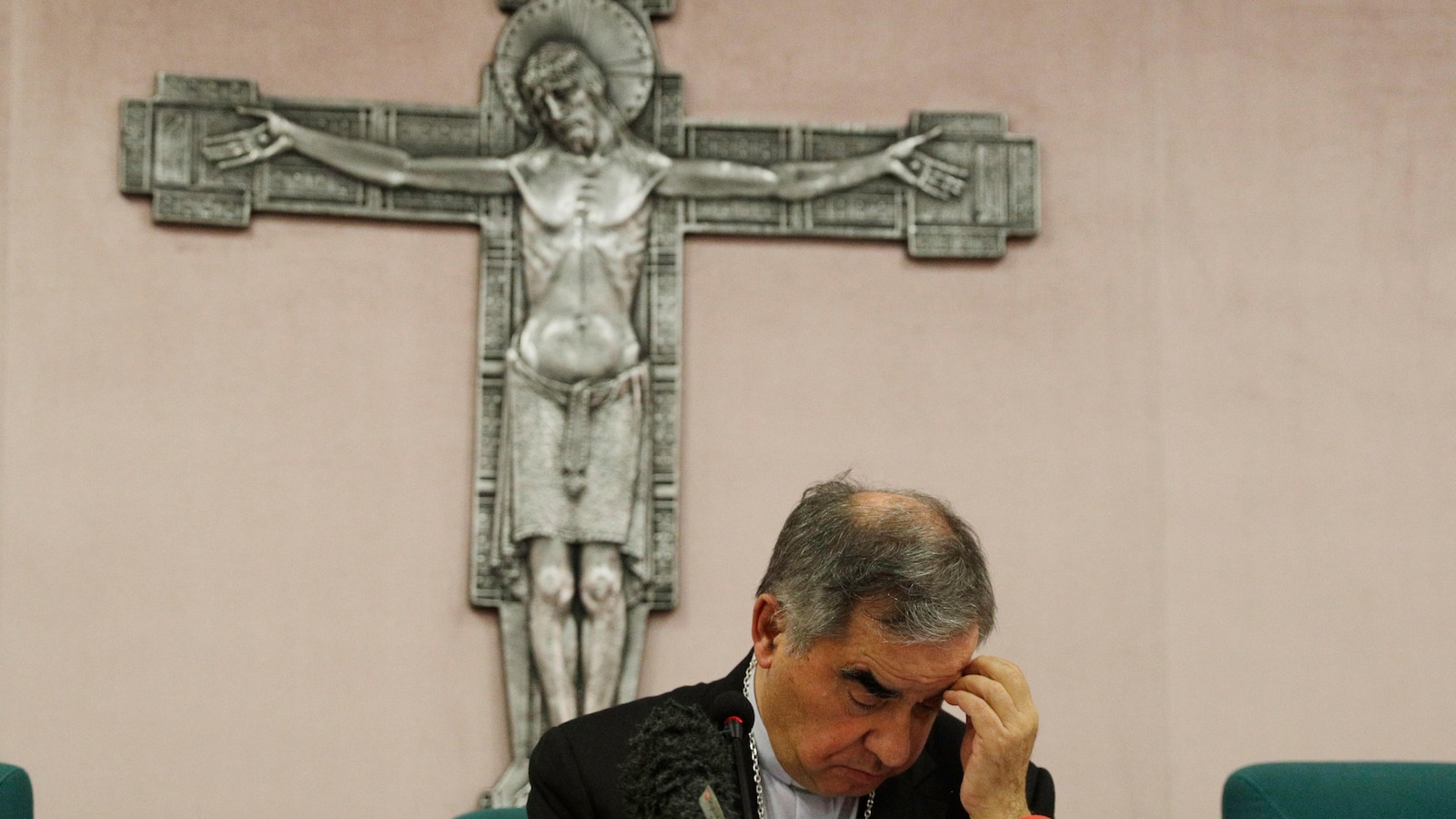 Vatican defense seeks recusal amid WhatsApp messages in 'trial of the century'